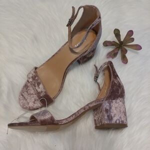 🥳Host Pick 🥳 NWOT Express Pink Velvet Chunky Heel